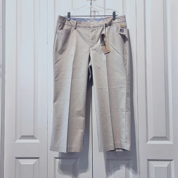 Dockers Metro Capris-NWT-Khaki Diem  Straight Size 12 Women's -Stretch-Casual - Picture 1 of 15
